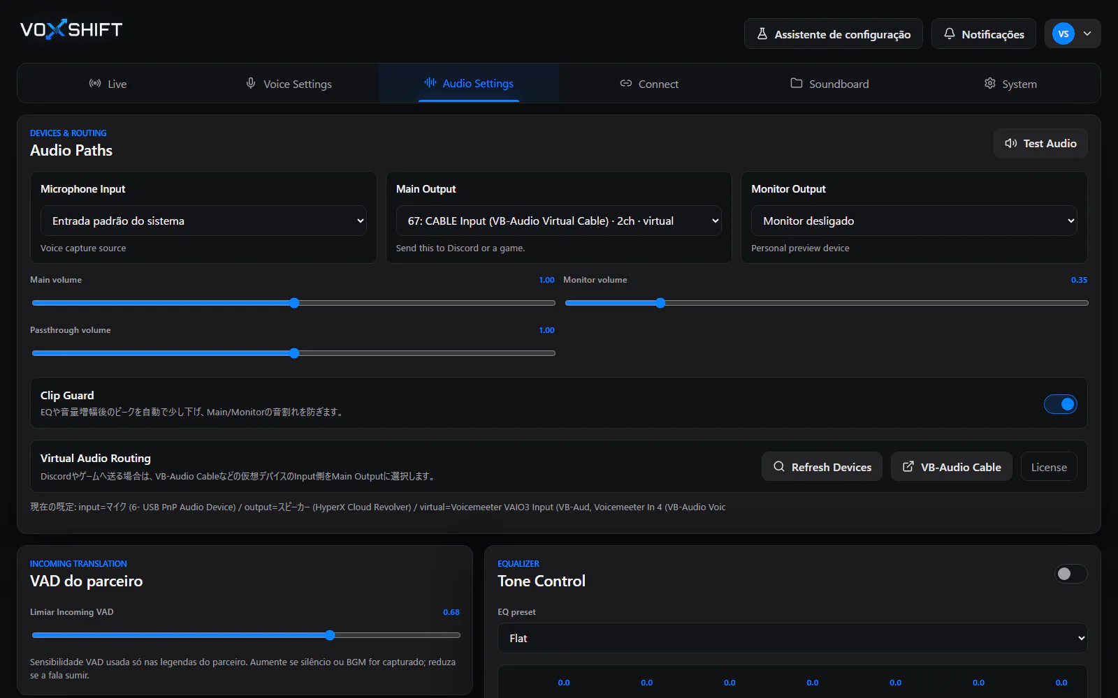 Tela de áudio do VoxShift em português com entrada de microfone, Main Output, Monitor Output e roteamento virtual.